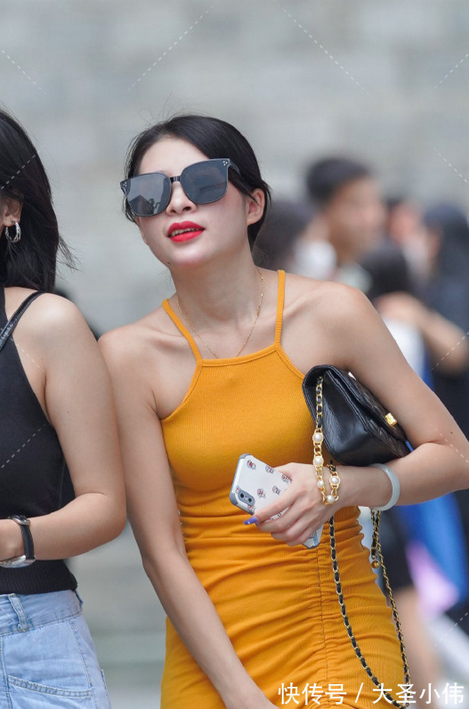 开衫|美女街拍:粉色的开衫内搭白色T恤加上牛仔热裤,墨镜看着时尚效果很足