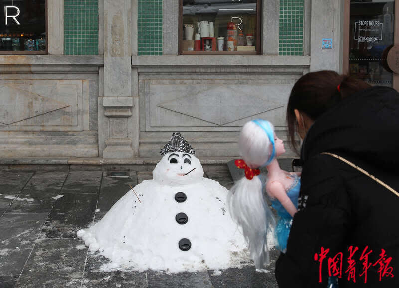 前门商业街|雪后的北京前门大街 小雪人“争奇斗艳”