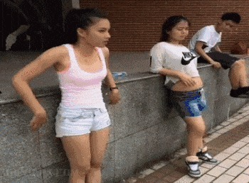 |搞笑GIF：多年的经验告诉我 看妹子不要只相信背影