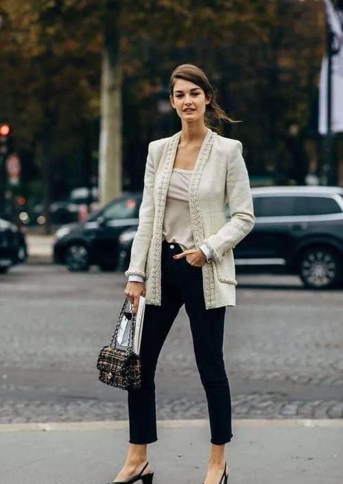 ?最近火了一种穿法叫：“小香风外套+裙子”，时髦高级还显瘦