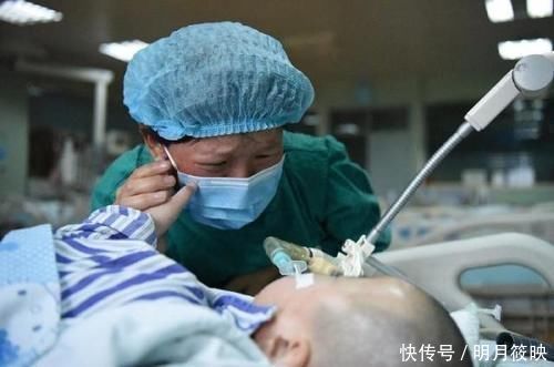 小丽|六个月大宝宝总爱摸自己头,宝妈发现后送医院,医生夸赞很及时