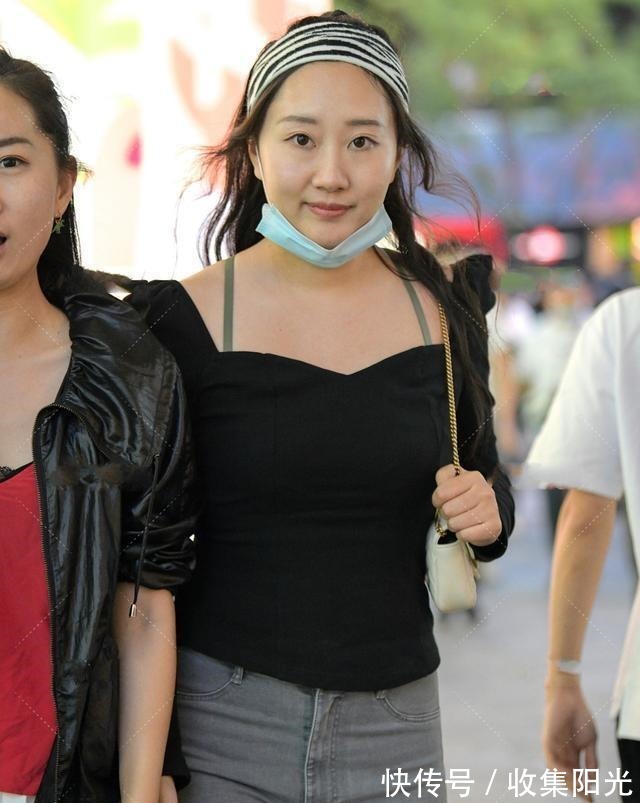 小姐姐 黑色方领上衣搭配灰色打底裤，多变风格，少女感呼之欲出！