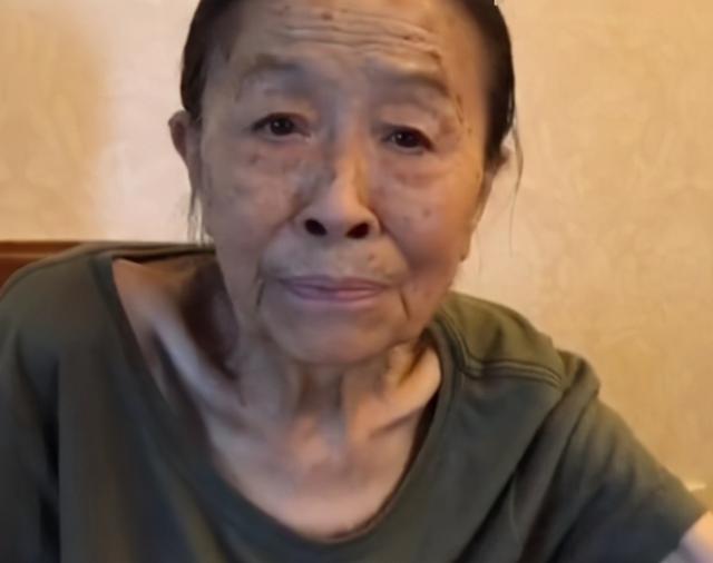 |“丑娘”自称是校花,原以为是笑话,看到年轻照片后,网友:真美