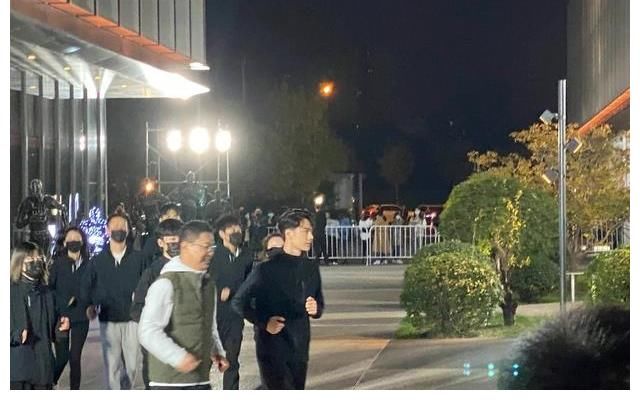 redmi|王一博北京参加Redmi发布会，和卢总一起在小米科技园夜跑引围观~