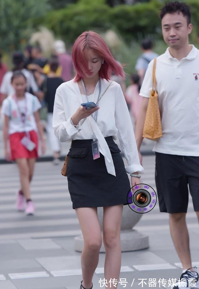 吊带|利用牛仔裤收腰的特点去收紧胯部，这样的穿搭效果会是非常好看