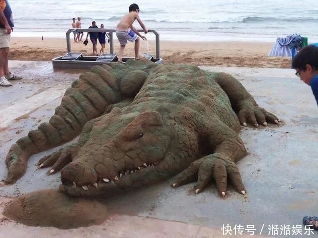 沙雕&艺术家制作彩色的沙雕,逼真的鳄鱼,差点吓坏游客