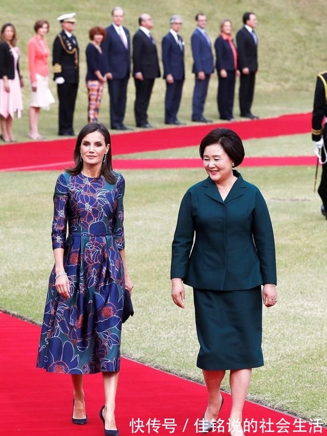 蕾丝!谁说莱蒂齐亚不爱珠宝光是腕间都很精彩,最爱婆婆送的字母手链!