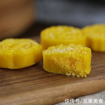 咸蛋黄碎|#我的养生日常-远离秋燥# ?南瓜椰蓉咸蛋黄月饼?