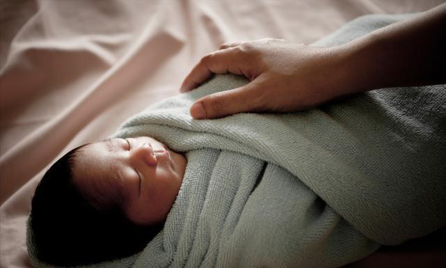 宝宝|养护新生儿宝宝坑太多,10个“带娃禁忌”家长要了解,别做错坑娃