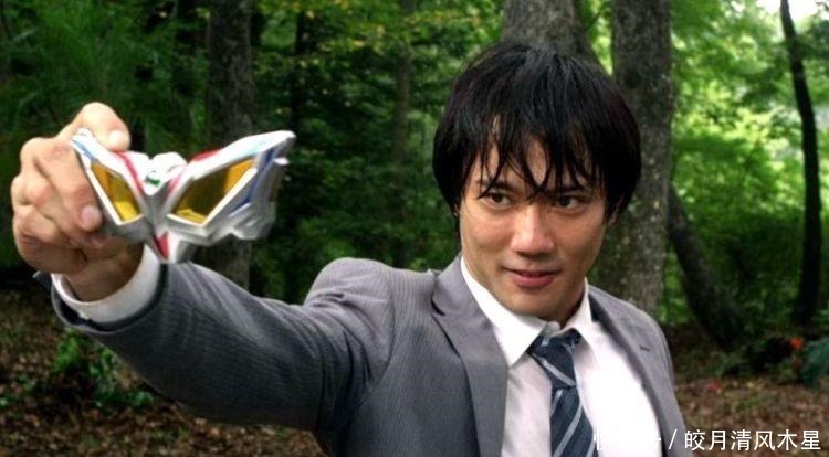 奥特眼镜|奥特曼只有一个变身器欧布两个,赛罗四个,他换了很多!