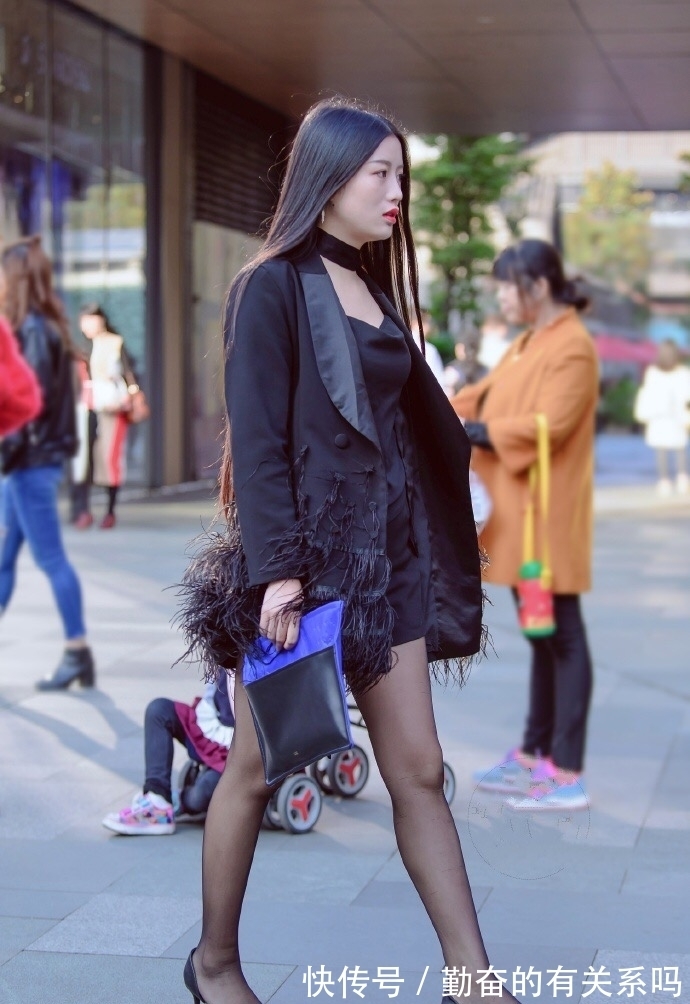 小姐姐|街拍:背影杀手?小姐姐的一身黑色搭配不仅显瘦还魅力十足