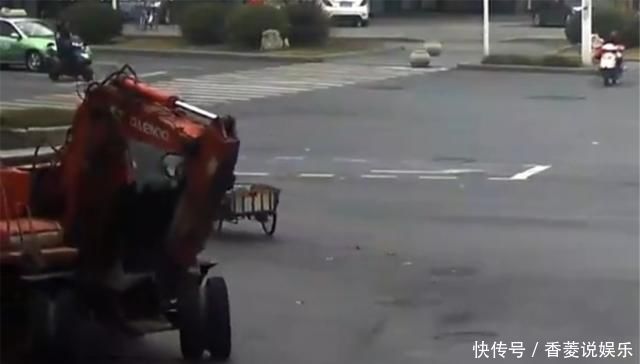 悄悄|14岁熊孩子花5元买钥匙，悄悄开走83万元挖掘机，网友建议录取