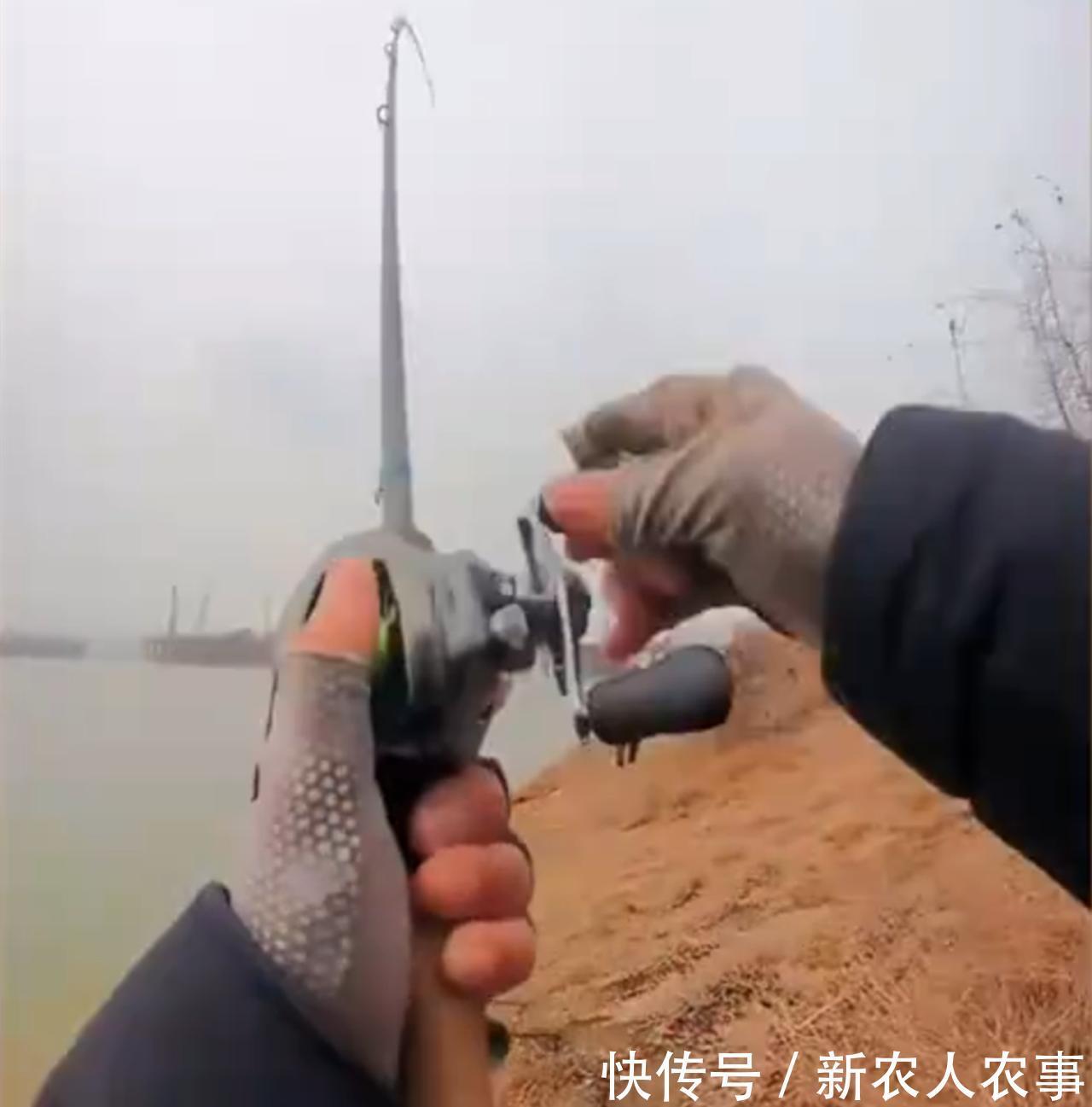 湖南一男子在湘江里野钓，意外收获58斤的大鱼，直接在地上拖着走