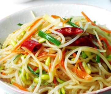 炒粉条，别直接下锅炒！大厨教你一招，软嫩爽滑，不粘黏还好吃