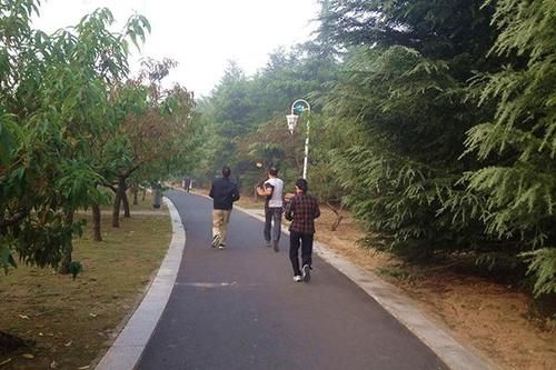 喜欢晨练的中老年人，医生提醒您3件事，对身体健康更有保障
