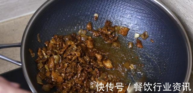 难怪饭店做的辣椒炒肉那么好吃,原来大厨都是这样炒的