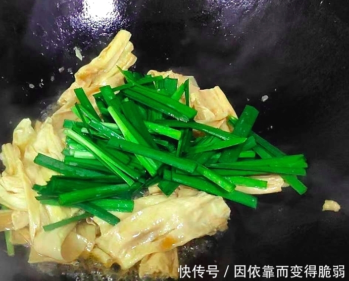 春天这两素菜一起炒，不放肉也很香，大人孩子都喜欢