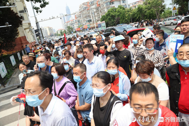 吕奇|2021年高考首场考试结束,烟台考生们神色轻松出考场