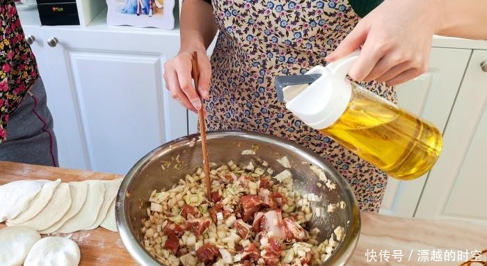 宅家21天,媳妇天天只给吃白菜,老公发朋友圈诉苦,朋友知足吧