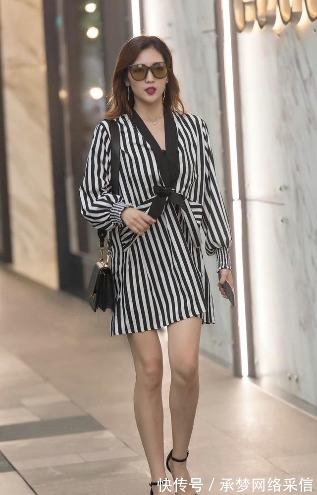 时尚 时尚竖条纹连衣裙搭配一字带高跟鞋,显高还显瘦,令气质更迷人