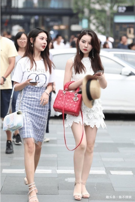 一个套着“塑料袋”上街,一个穿着“鱼鳞片”,认真的吗