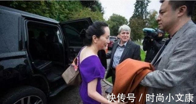 老公|孟晚舟老公低调又帅气,穿灰色西装默默护妻,用行动体现男人的担当