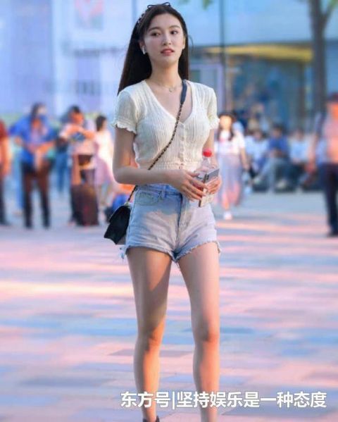 时尚|街拍秀丽端庄的美女,一件白色外套配时尚短裙,气质迷人