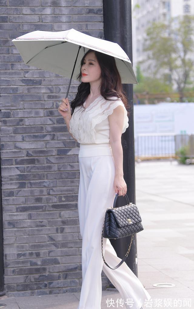 流苏|中年人也可闭上眼睛,流苏包配镂空上衣,步履如风