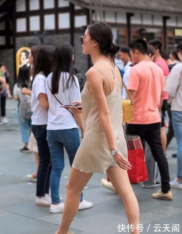 连衣裙 夏季里，来一款薄薄的连衣裙还是挺凉快的