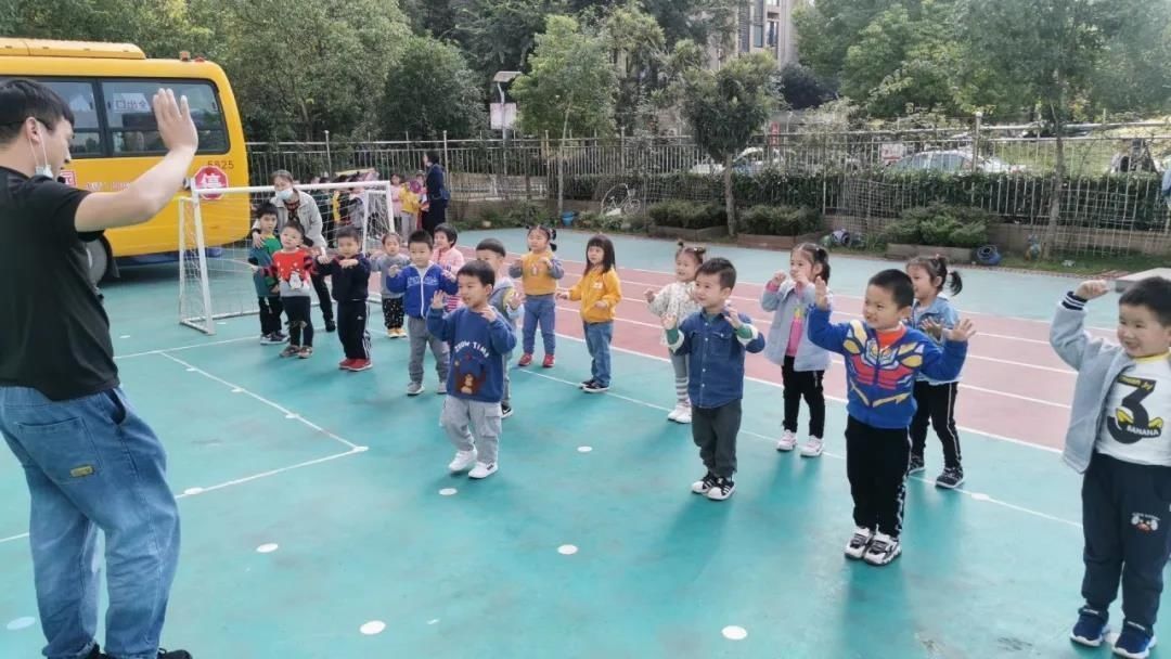判断孩子|幼儿园老师温馨提示这样穿衣，让孩子不冷不热不生病