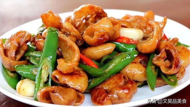 炒肥肠时，直接下锅炒不好，牢记这6个步骤，肥肠又香又脆没异味