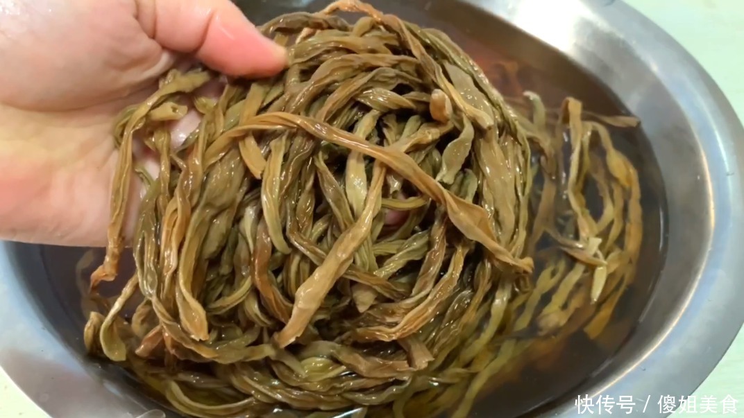 冬天|秋天碰到此菜别手软,一次买20斤,晒干囤起来,冬天一蒸比肉香