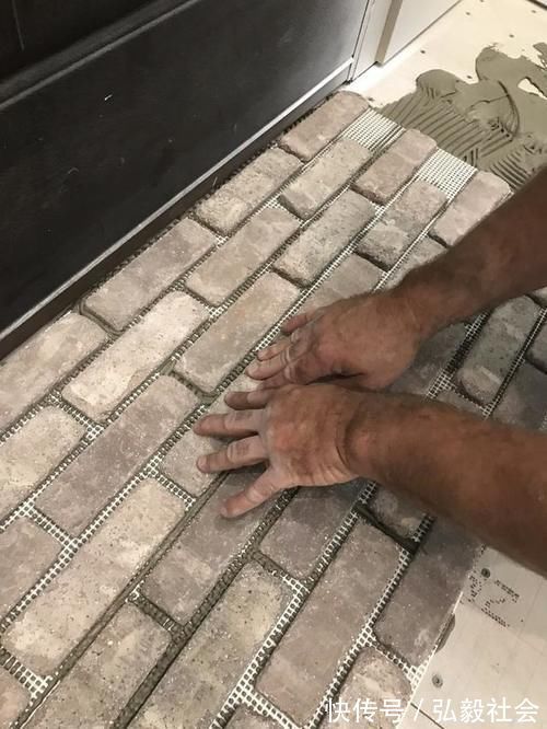 红砖|院子铺红砖不急着打水泥,先铺一层钢丝网,施工快速,2小时完工