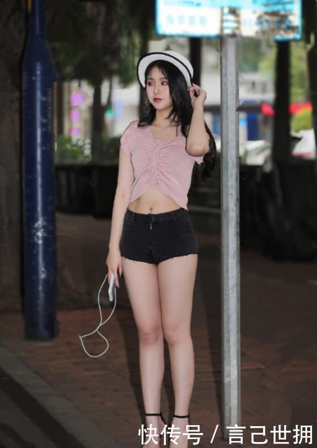 路人街拍淡红色休闲衫搭配黑色牛仔裤，清爽大
