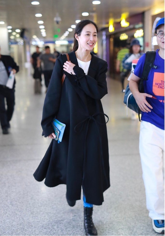 被“张钧甯”气质惊艳!穿黑色大衣搭配牛仔裤走机场,美出新高度