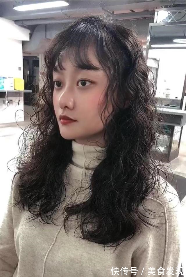 洋气 今冬流行烫满头发型20多款,时尚还保暖,烫完真洋气!