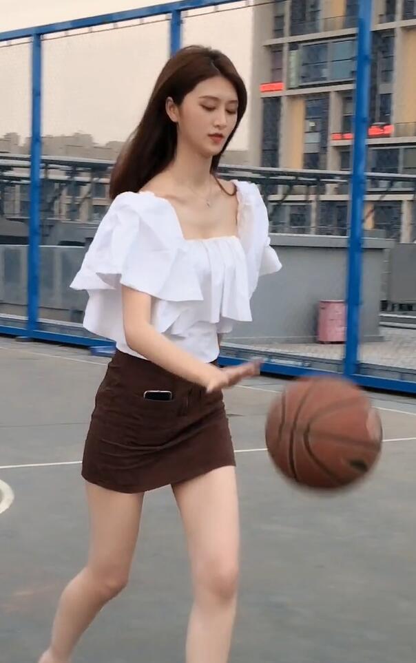 展示|街拍小姐姐,时髦少女的包臀裙造型,打篮球也要展示美的一面