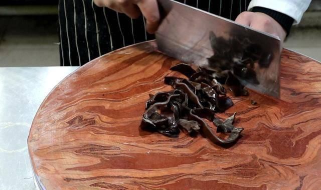 做出|大厨教你“红烧腐竹”,比肉还好吃,让你在家也能做出饭店的味道