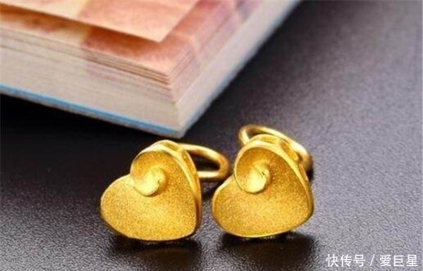 由纯黄金打造|购买黄金耳钉时,是选弯针的好还是直针的好?金店老板一语道破