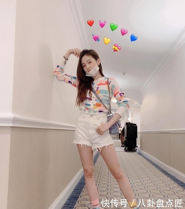 街拍|吳宣儀尷尬撞衫，內衣外穿被評輸了，幸好“漫畫腿”從來不輸！