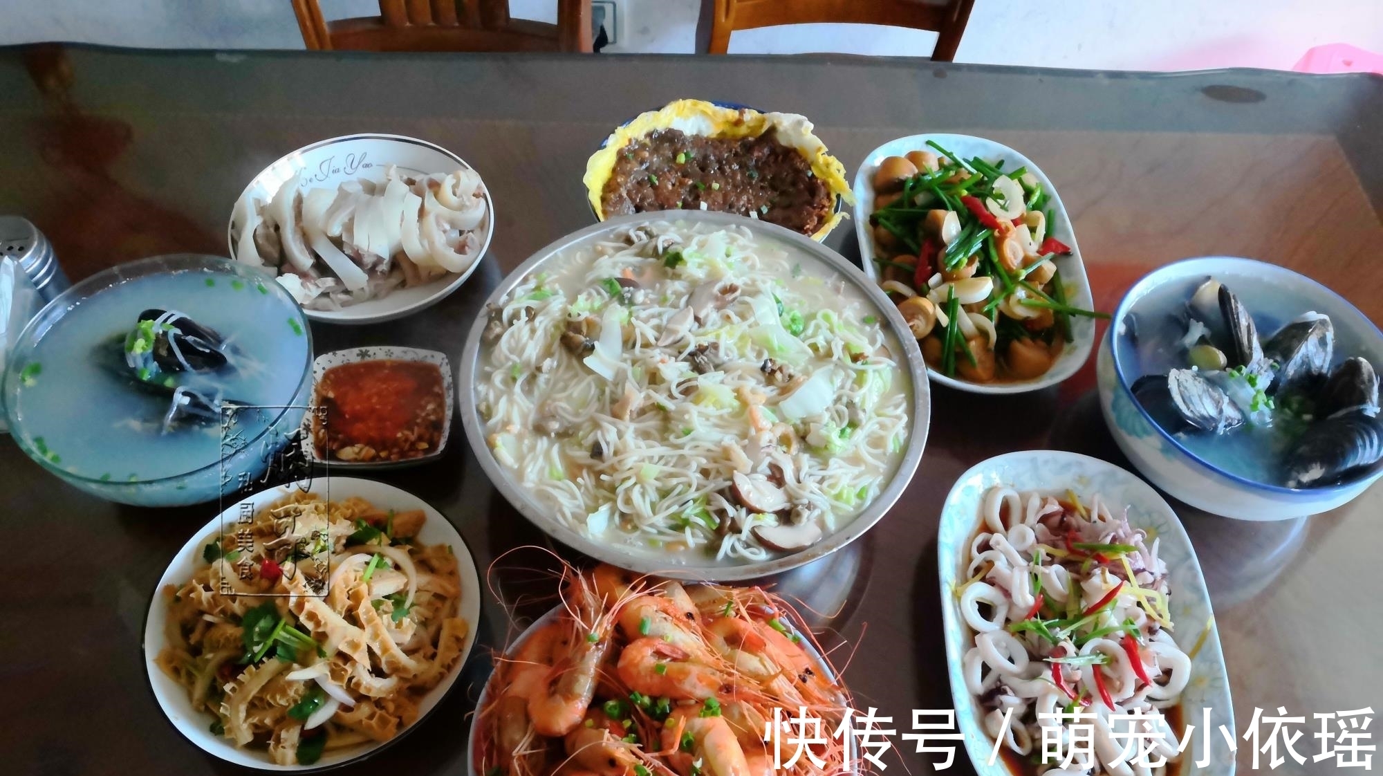 水煮面|表妹晒待客晚餐，网友：南方人真舍得吃，这餐饭没七八百下不来吧