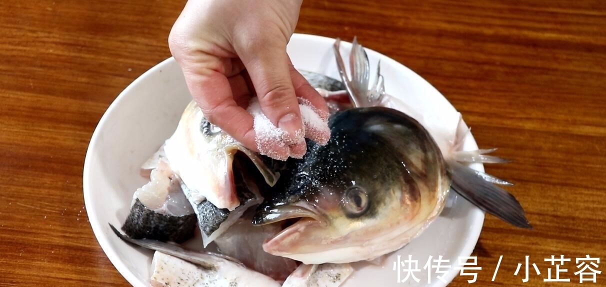 做法|教你做砂锅焗鱼头,全过程不加水,鱼肉鲜嫩入味,做法简单易学