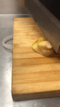 |搞笑GIF:她是我的亲生孩子,我一下子就懵了,让我想想