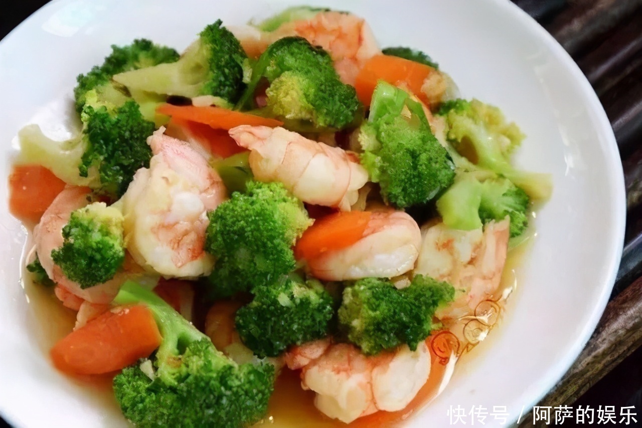 热炒鲜露|女性到了30岁，常吃3种美食，补血益气，美容养颜，增强免疫力