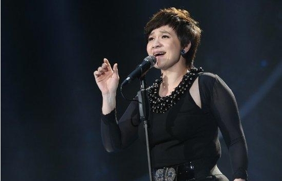 她自以为很红,当评委耍大牌让选手“滚”下台,如今成这模样