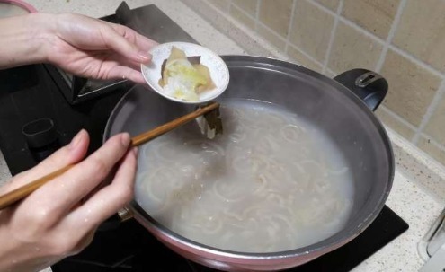 猪皮这样吃才叫爽,不炒也不炸,一次做一锅,一锅都不够吃