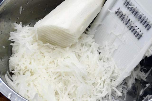 萝卜做馅，下锅焯水还是用盐杀水都不对，教你一招，鲜香不出水