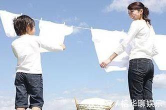 妈妈|俩母女服务区吃饭,妈妈的举动却令网友吐槽这孩子算是“废”了