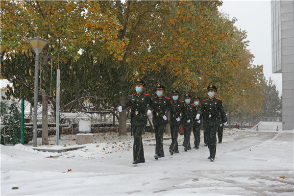 摄影|北京迎初雪 武警官兵雪中坚守保平安