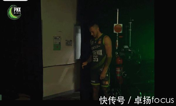 cbNBA的冷板凳和NBL的明星,周琦不要被追随者冲昏头脑!